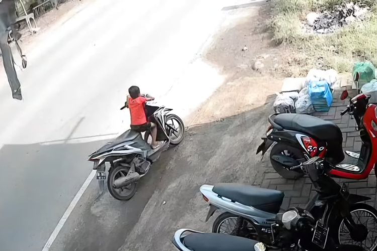 Bocah 7 Tahun di Pasuruan Tertabrak Mobil Saat Menunggu Ibunya