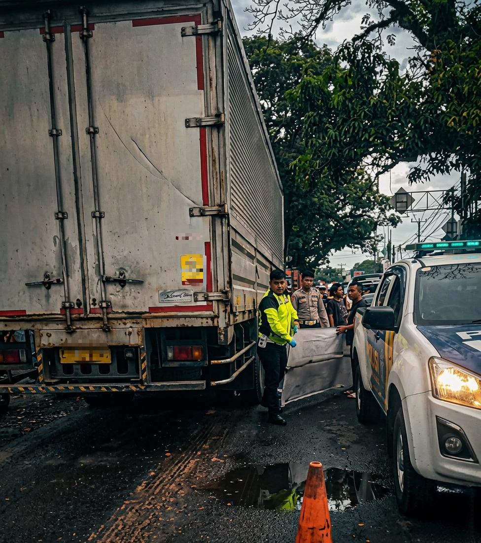 Pemotor Wanita Tewas Terlindas Truk di Sukabumi