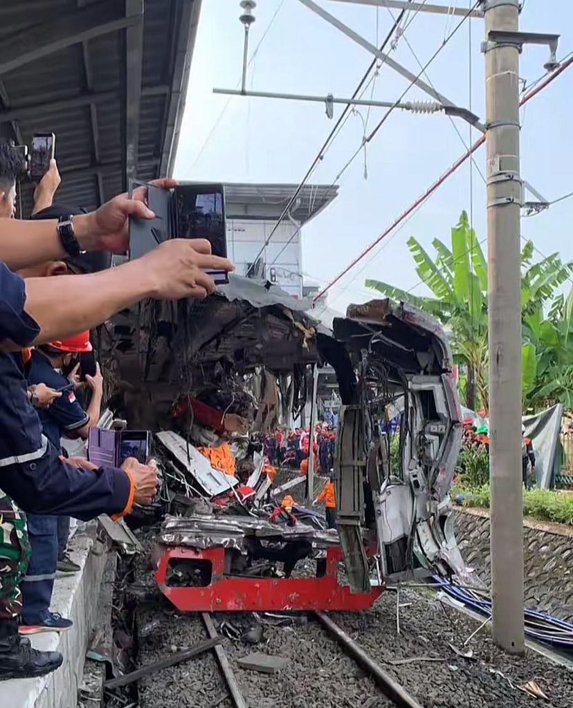Kecelakaan Kereta di Stasiun Bekasi Timur, 15 Orang Tewas, Puluhan Luka