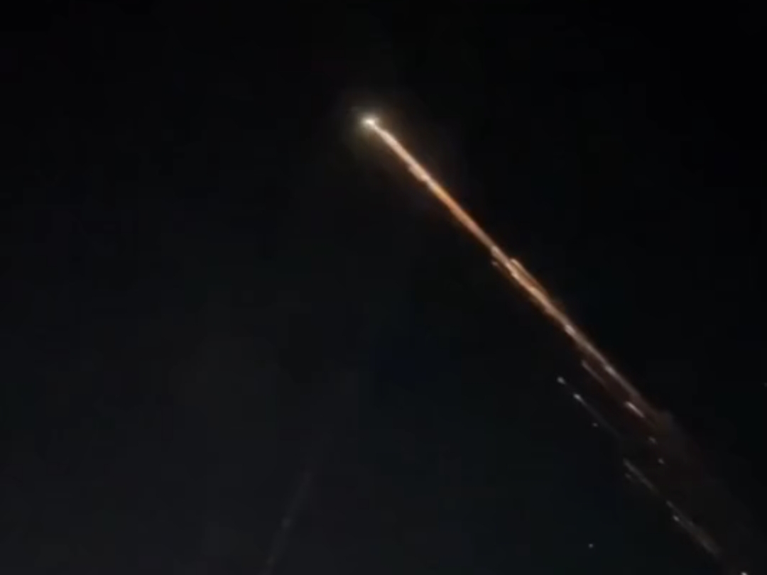 VIDEO: Benda Misterius Mirip Meteor Melintas di Langit Lampung