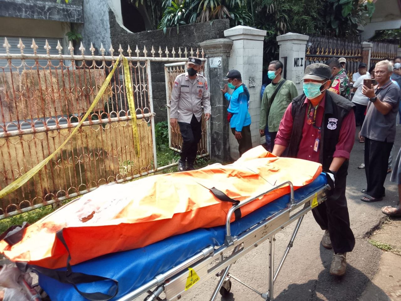Lansia Ditemukan Meninggal di Rumahnya di Pinang Ranti Jakarta Timur, Polisi Lakukan Olah TKP