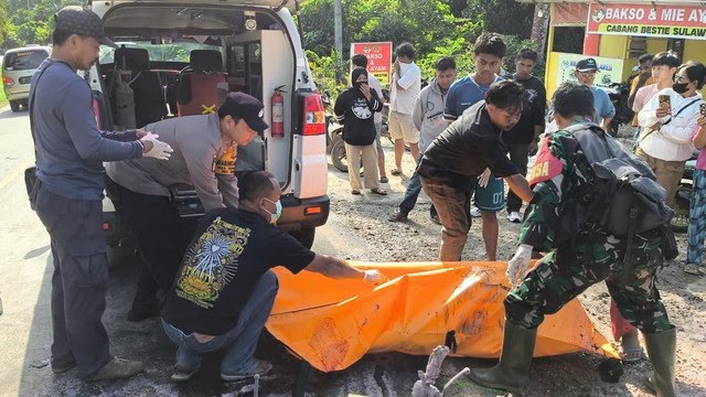 Hindari Jalan Berlubang, 2 Pengendara Motor Tewas Terbakar Usai Bertabrakan di Kutai Timur