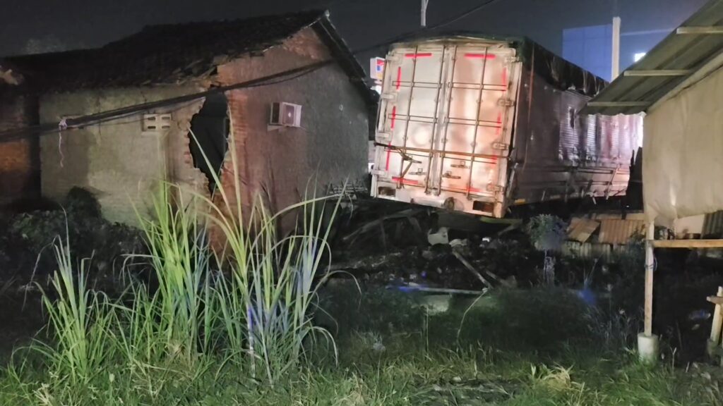 Kecelakaan Maut Truk Kontainer Seruduk Warung di Pantura Cirebon, 1 Tewas