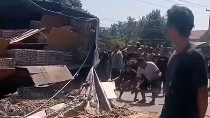 Kecelakaan Truk Terguling di Pantura Pemalang, 2 Siswi Pemotor Tewas Tergencet
