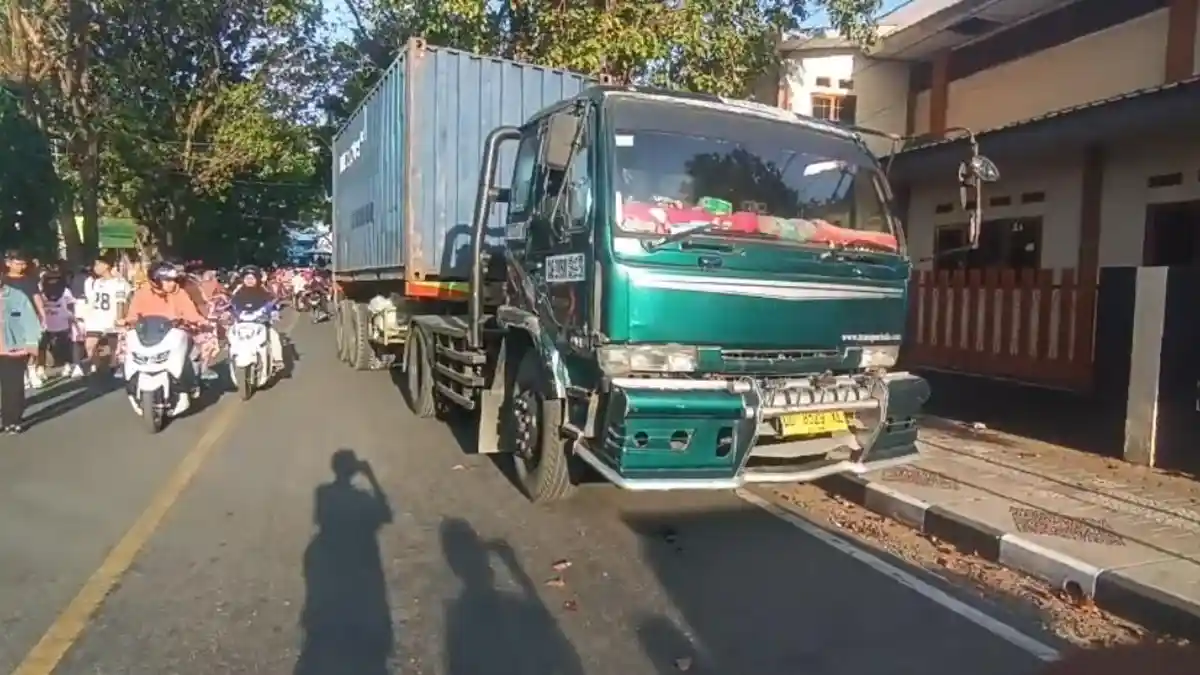 Kecelakaan Beruntun di Parepare, Pemotor Tewas Terlindas Truk Tronton