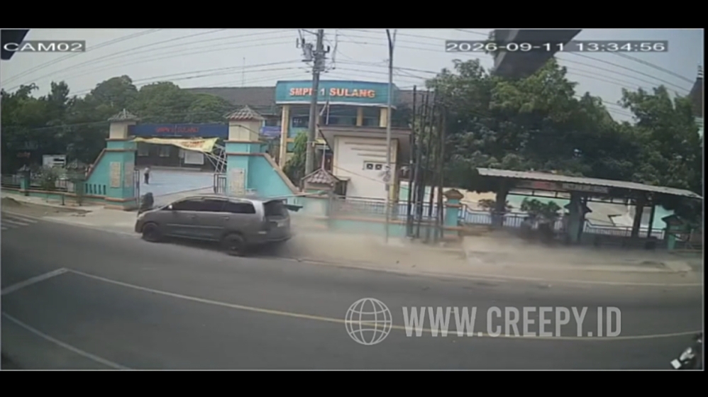 Innova Hantam Sepeda Motor dan Pejalan Kaki di Depan SMPN 1 Sulang Rembang, 2 Orang Tewas