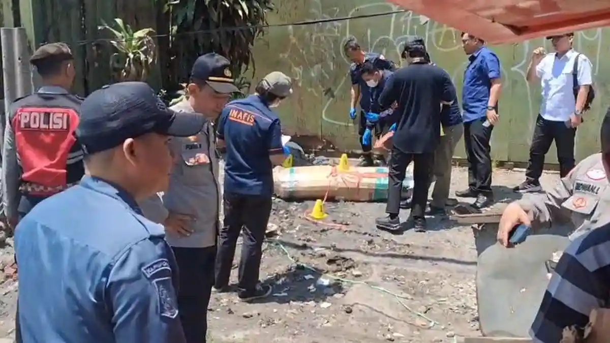 MAYAT WANITA DALAM KARDUS DI BABAKAN CIPARAY BANDUNG