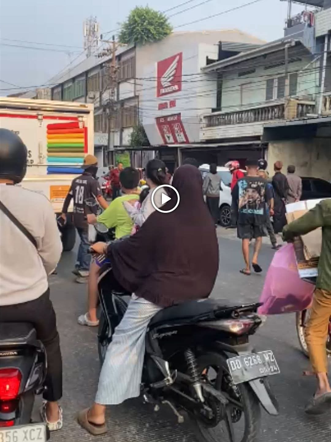 Tabrak Mobil Parkir, Remaja Perempuan 16 Tahun Tewas Terlindas Truk Boks di Makassar