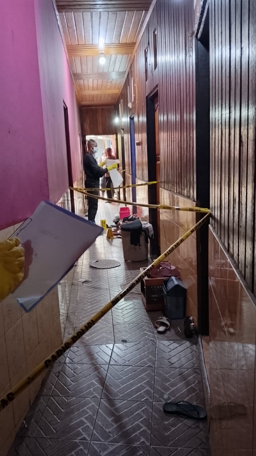 Tragedi Berdarah di Samabusa Nabire: Perempuan Terluka Disayat, Pria Ditemukan Tewas di Kamar Barak