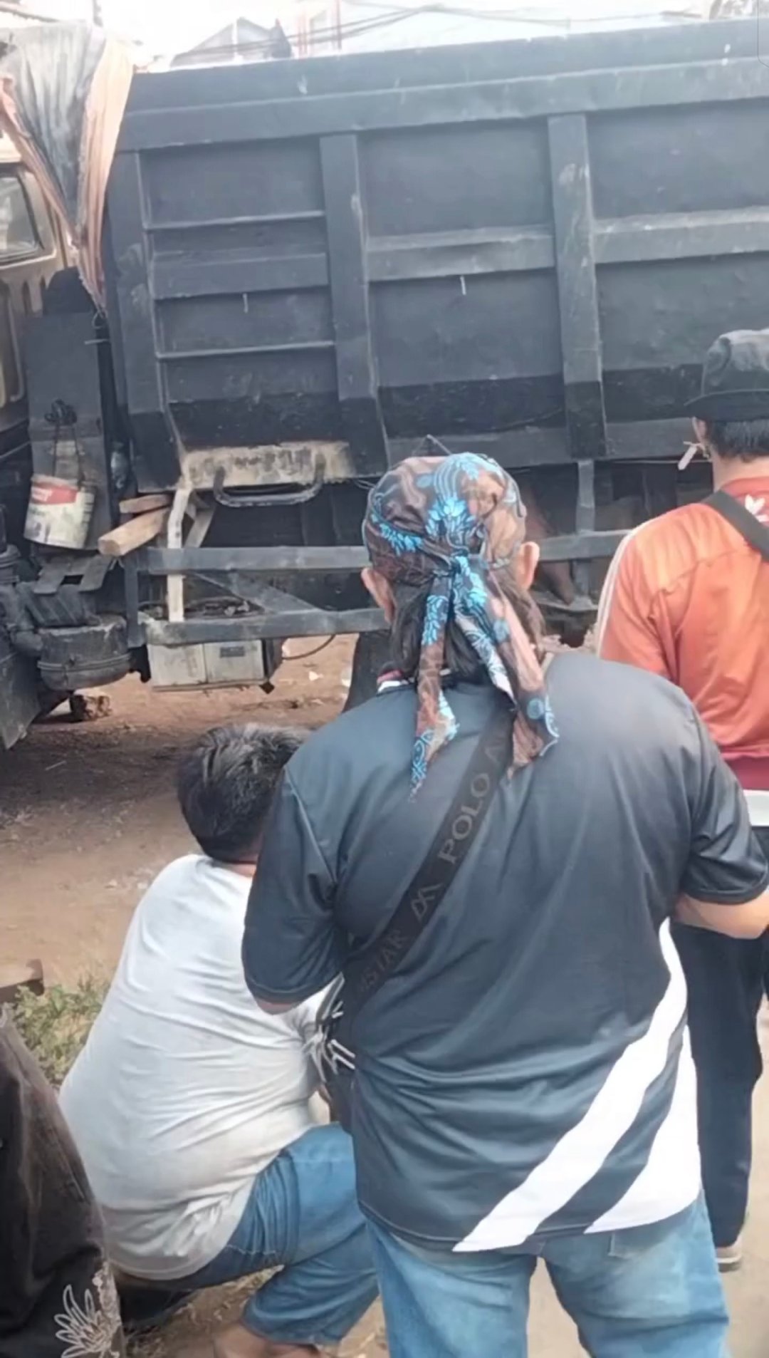 Sopir Truk Tewas Terjepit Bak Kendaraan di Bengkel Tangerang